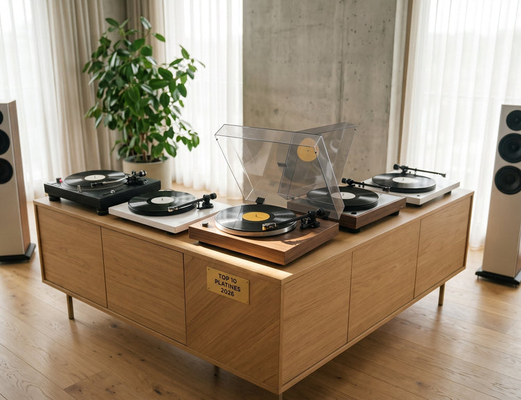 Top 10 des meilleures platines vinyles 2026 alignées sur un meuble en chêne dans une salle d'écoute hi-fi lumineuse