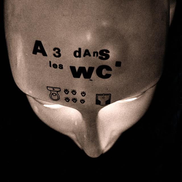 A 3 Dans les WC - Front Cover