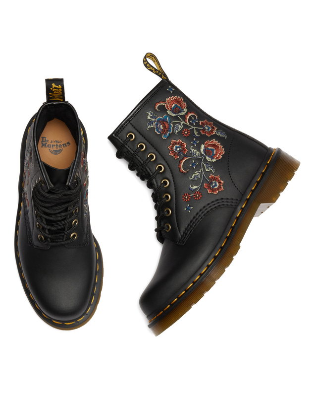 Bottes de motard  de Dr. Martens - 1460 Vonda TF 8 Eye Boot - EU37 à EU41 - pour Femme - noir - Dr. Martens - View 2