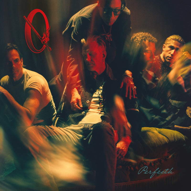 Pochette de Perfecth : photo floue aux tons chauds des membres du groupe, logo Q rouge